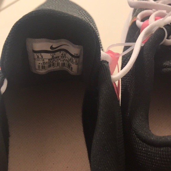 NIKE - Picture 3 of 4